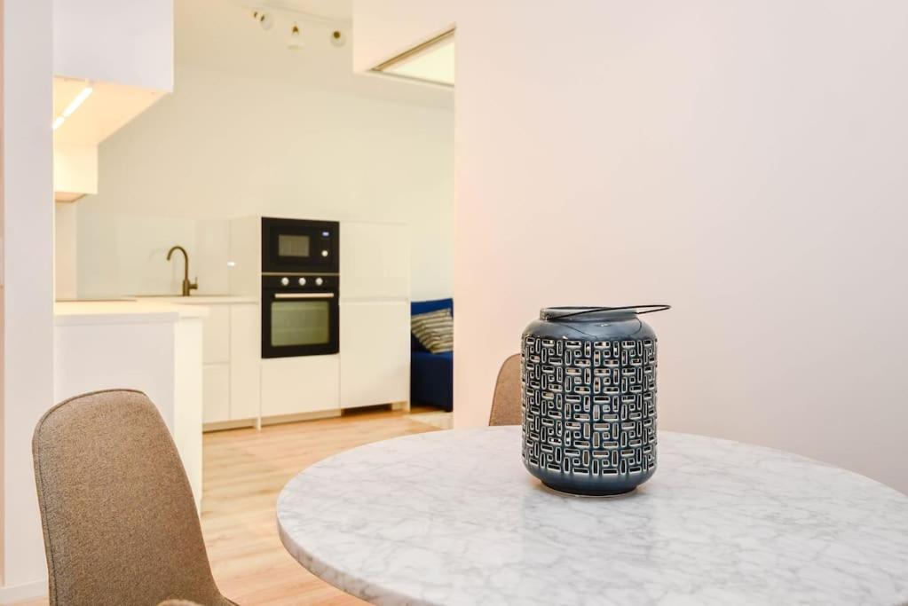 New Modern Apartment In City Center Братислава Екстер'єр фото